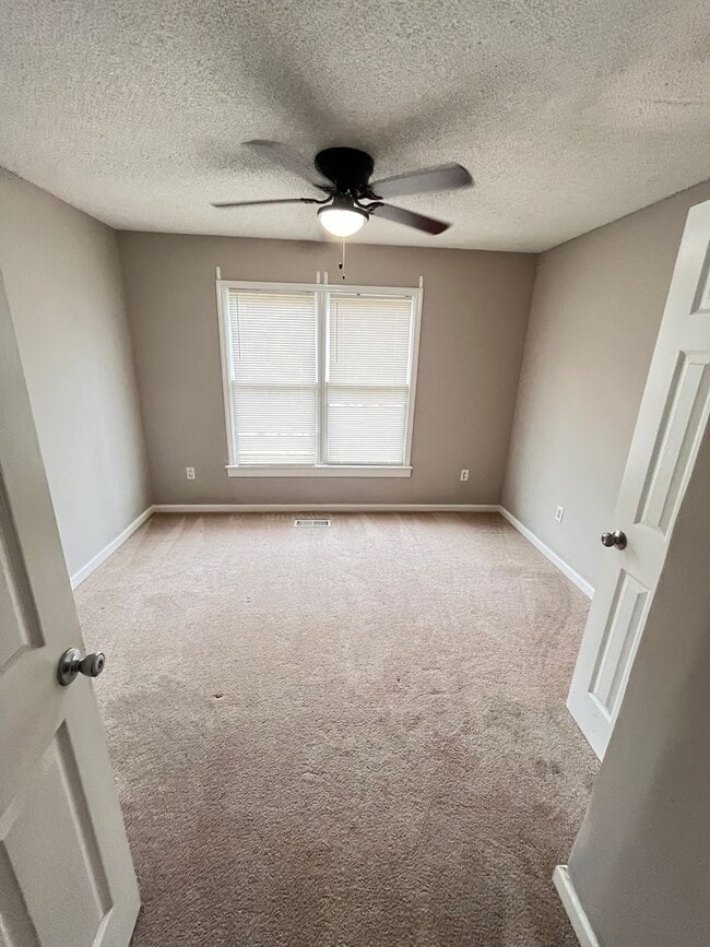 Building Photo - Charming 3-bedroom, 2-bath townhouse