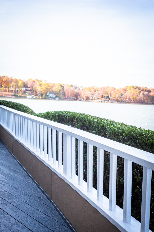 Building Photo - 9808 Emerald Point Dr