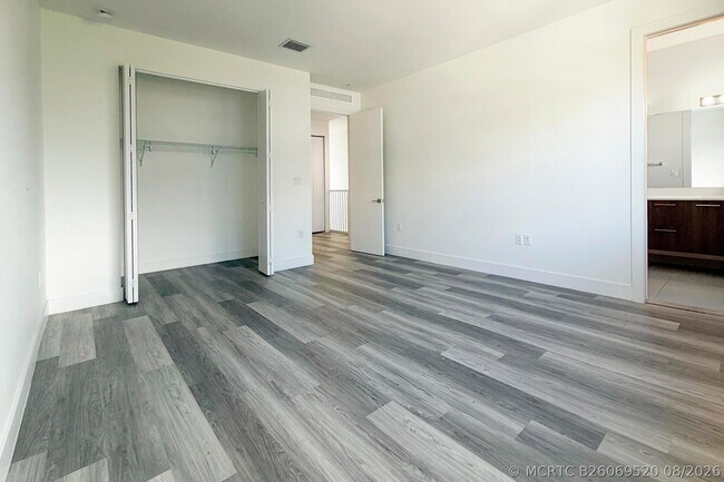 Building Photo - 405 NE 35th Ct