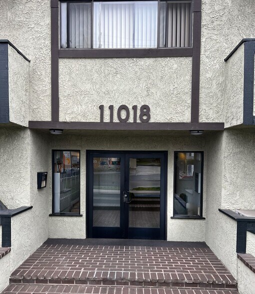 Building Photo - 11018 Moorpark St