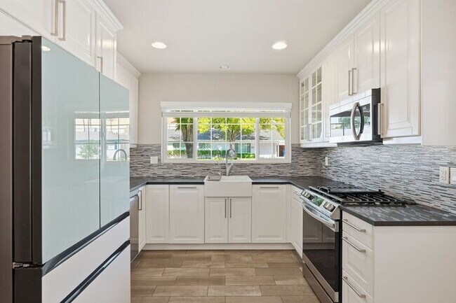 Building Photo - Modern 4 Bedroom, 3 Bathroom Home