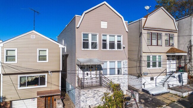 Building Photo - 46 Spruce St