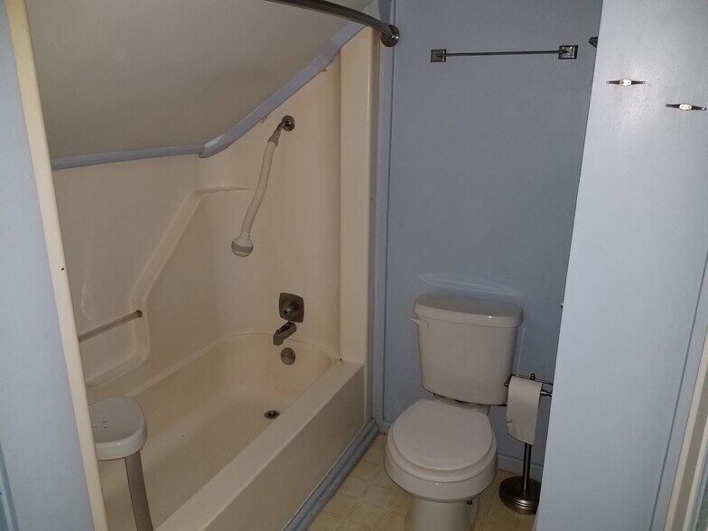 Building Photo - 411 W South St