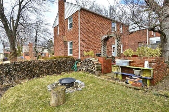 excellent backyard for entertaining - 2604 Parker Ave