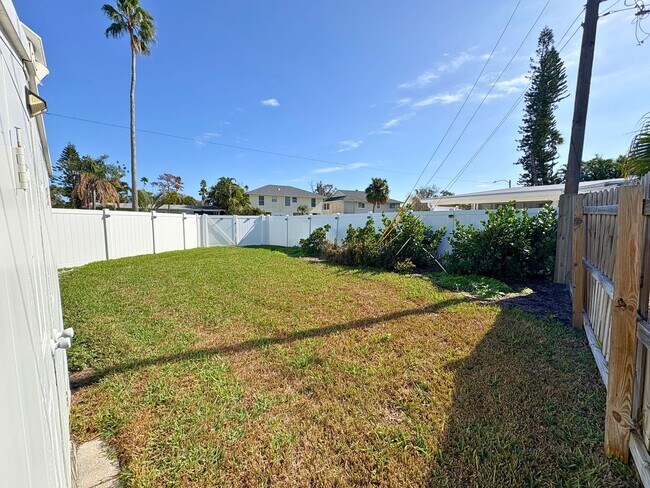 Building Photo - Fully Renovated 2BR Home with Designer Finishes & Fenced Yard