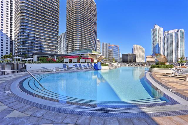 Building Photo - 999 SW 1st Ave