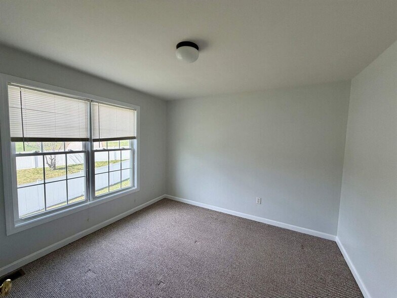 Building Photo - 8 Normandy