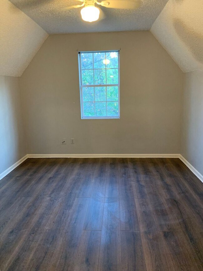 Building Photo - 3bed/2bath home in Valley View School District!