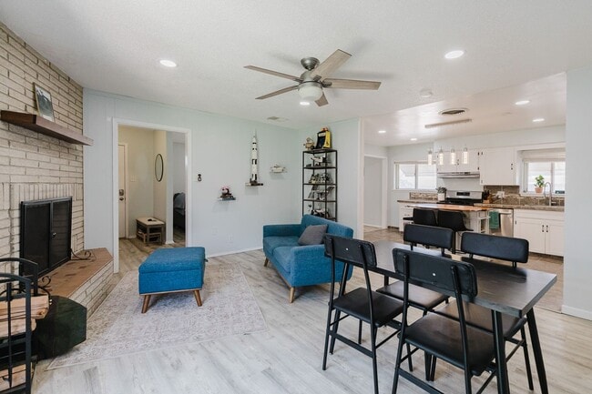 Building Photo - Adorable 3 Bedroom Home