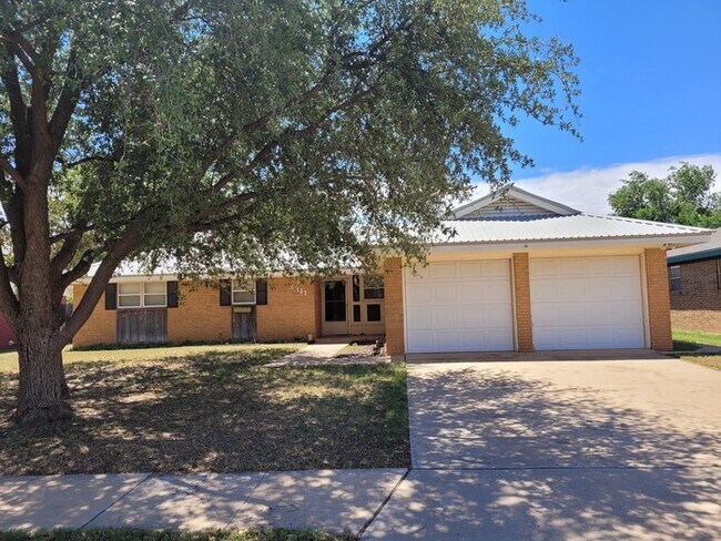 Primary Photo - Move in ready 3 bed 2 bath home with 2 car...