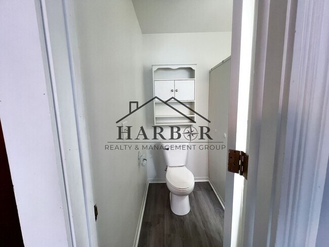 Building Photo - Large Renovated Studio- SPECIAL! First Month Rent Free