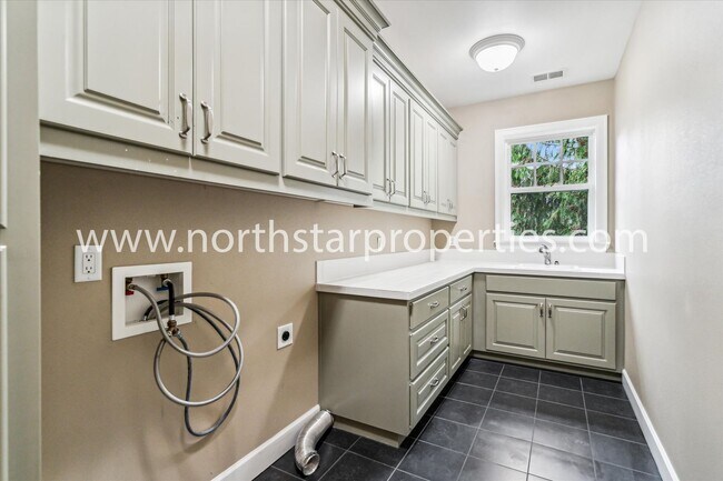 Building Photo - New Exquisitely Designed Dream Home in Lak...