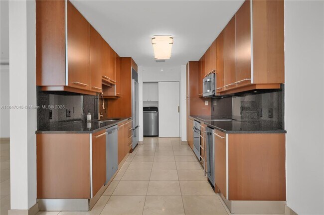 Building Photo - 901 Brickell Key Blvd
