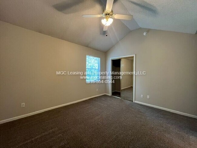 Building Photo - Spacious townhouse available for your July move-in!