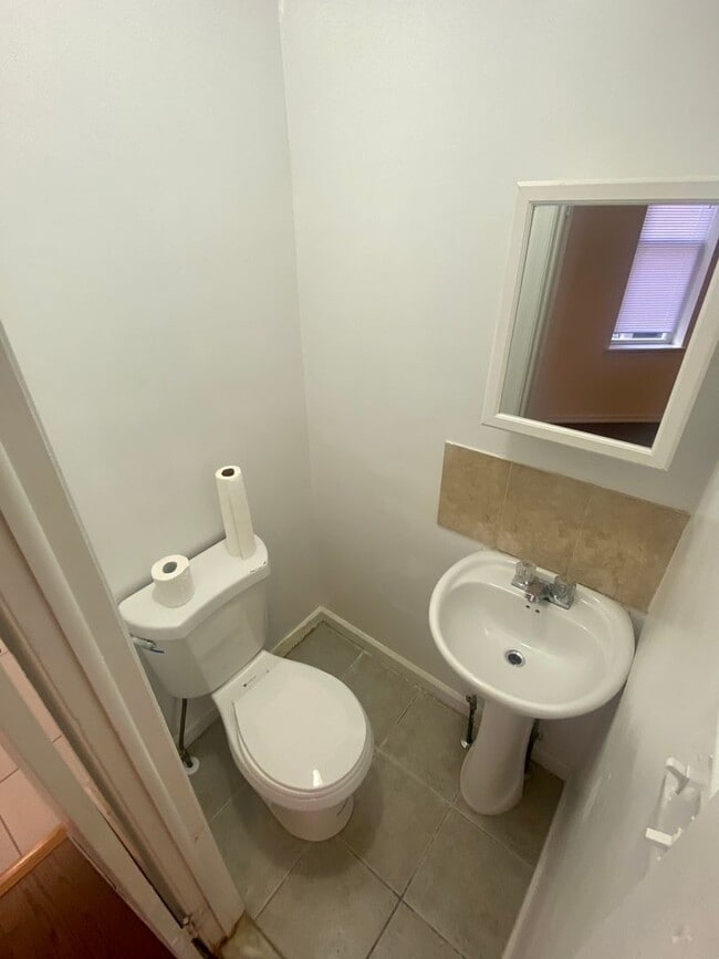 Building Photo - Newly Renovated 4BED 1.5BTH / Stainless Steel Appliances & Washer/Dryer Hookup!