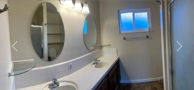 Building Photo - 3 Bedroom / 1.5 Bathroom with pool for ren...