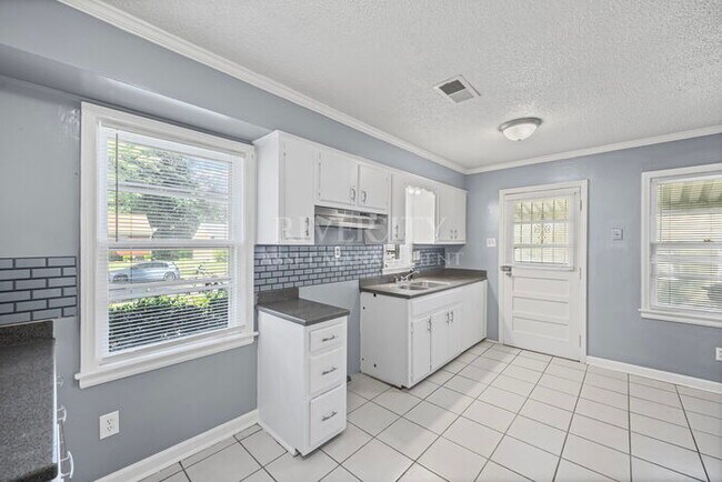 Building Photo - A MUST SEE, AMPLE SPACE HERE AND VERY MODE...