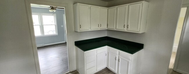 Building Photo - 3 bed / 1 bath single family rental home for 1100.00