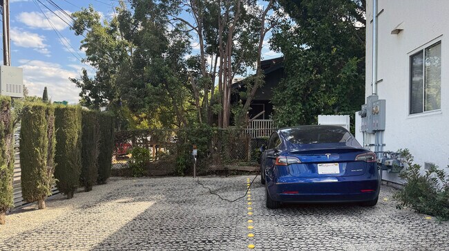 Building Photo - 5646 Aldama St