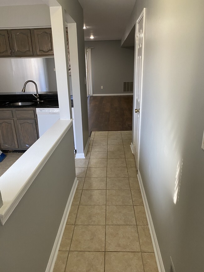 Foyer - 907 Woodbridge Commons Way