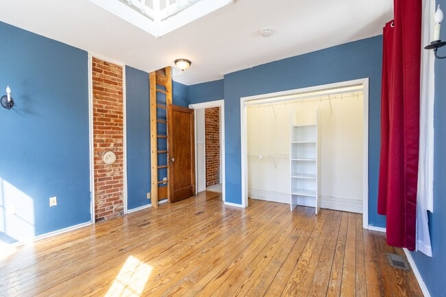 Building Photo - Lovely 3 BR/1.5 BA Semi-Detached Home in S...