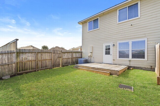 Building Photo - Stunning Corner Unit Townhome - Move-in special: Receive $100 off both your first and second mont...