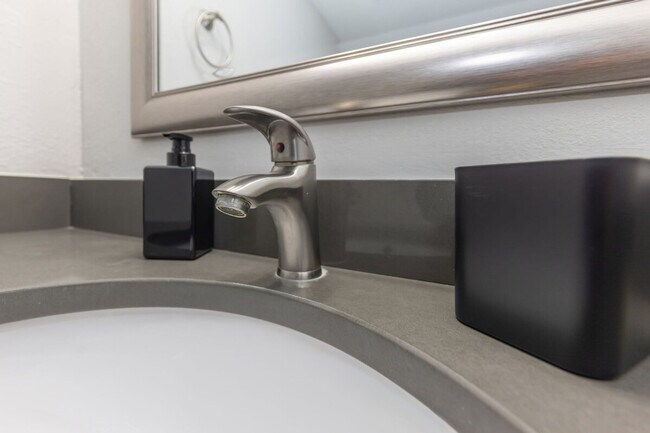 Building Photo - 4307 W Kennedy Blvd