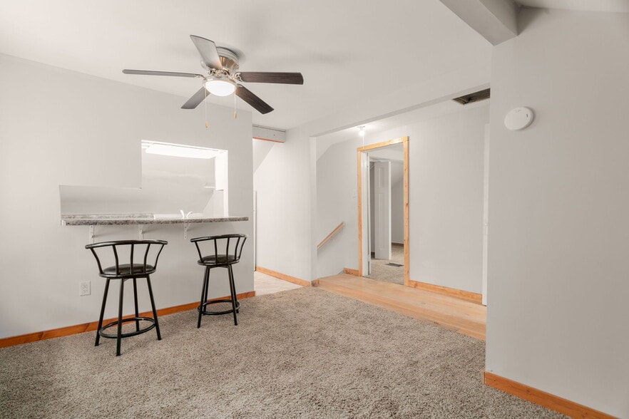 Building Photo - 552 1st Ct