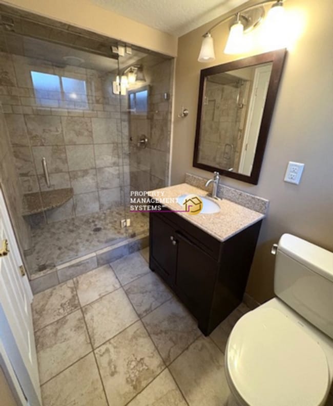 Building Photo - 4 Bedroom / 3 Bath Home in Sandy!