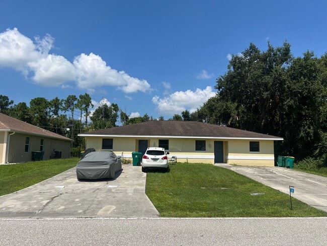 Building Photo - $1,200/month ** Annual ** 2 bed / 1 Bath -...