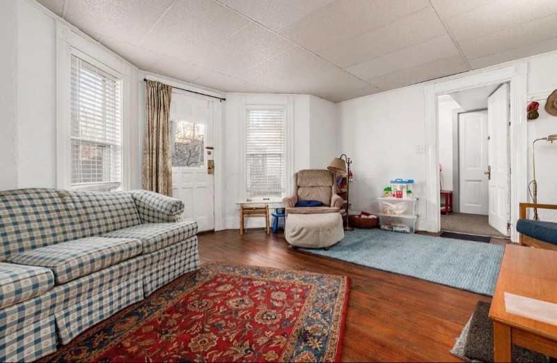 Building Photo - 453 Burg St