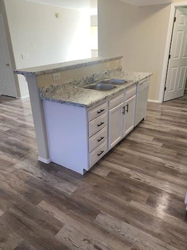 Building Photo - 3 Bedroom | 2.5 Bathroom | End Unit   Garage | Fenced Backyard  FREE Rent OAC (On Approved Credit)