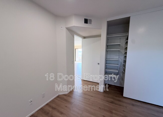 Building Photo - 5726 La Jolla Blvd