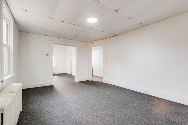 Building Photo - 2027 Eccles St