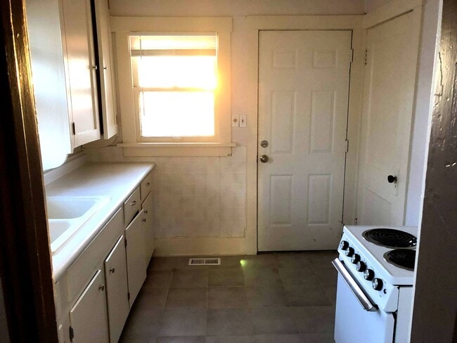 Building Photo - 2-Bed, 1-Bath Bungalow