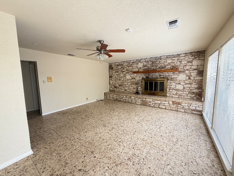 Building Photo - 1236 E Live Oak Rd