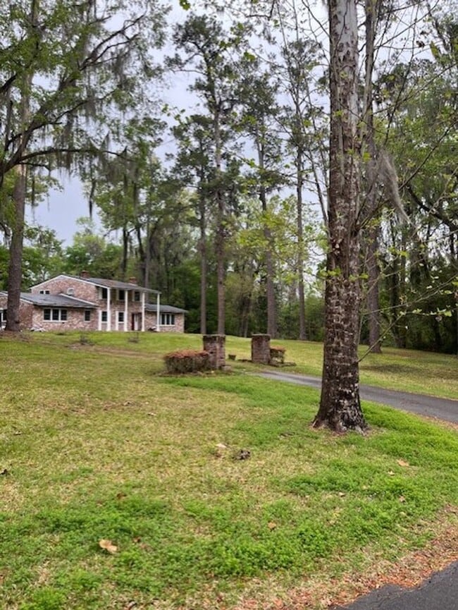 Building Photo - Stunning 4-Bedroom, 3-Bathroom Home with A...