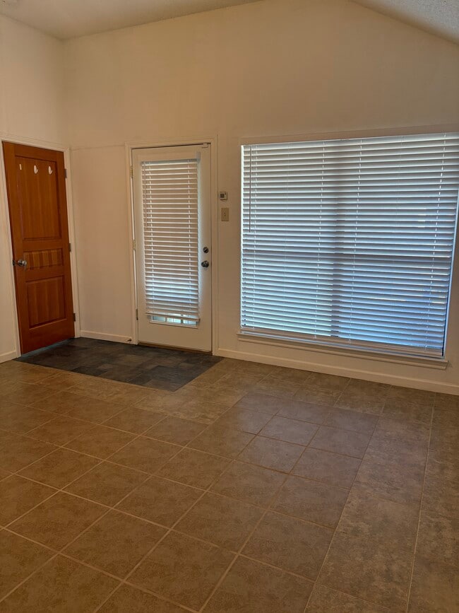 Building Photo - 106 Hollywood Dr