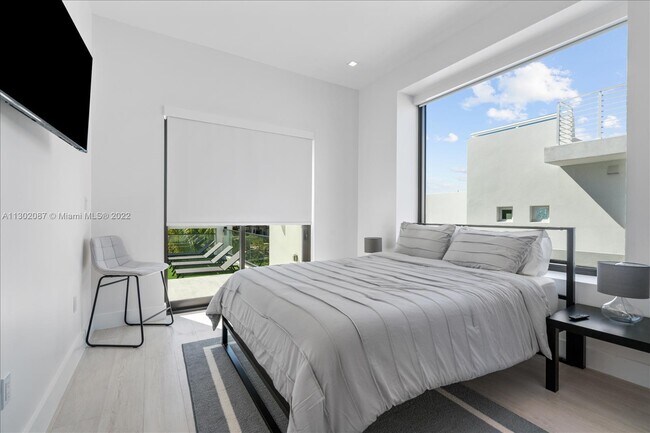 Building Photo - 1311 Bay Dr