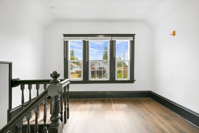 Building Photo - Large Single Family home with Bonus Room!