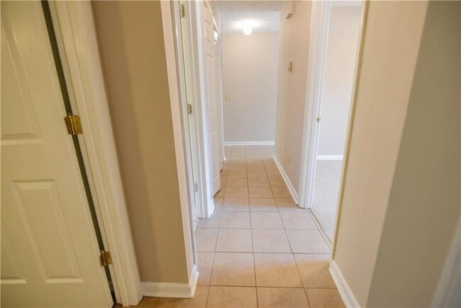 Building Photo - Duplex Available in August!