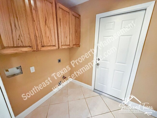 Building Photo - 7425 Wooded Creek Dr