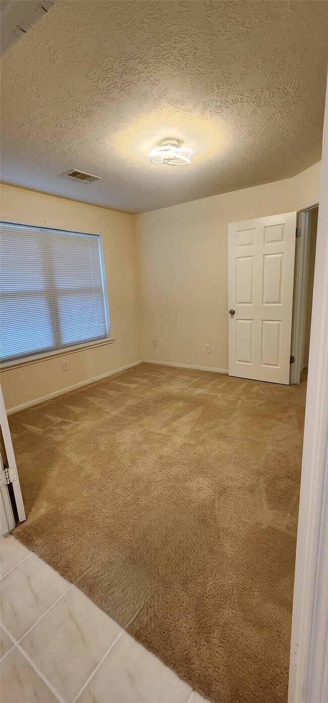 Building Photo - 16807 Sussex Dr