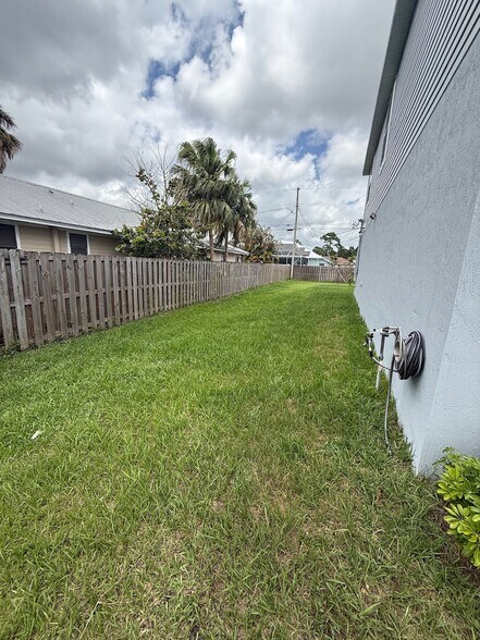 Building Photo - 1557 SW Dycus Ave