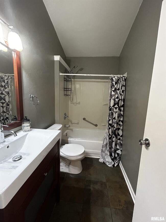 Building Photo - 1328 Hilltop Dr