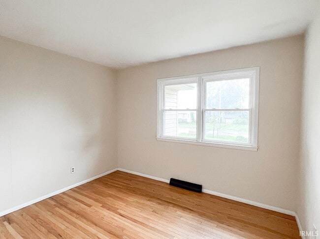 Building Photo - 2519 E 7th St