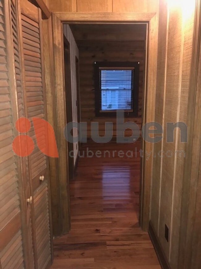 Building Photo - Log cabin home minutes to Downtown Chattan...