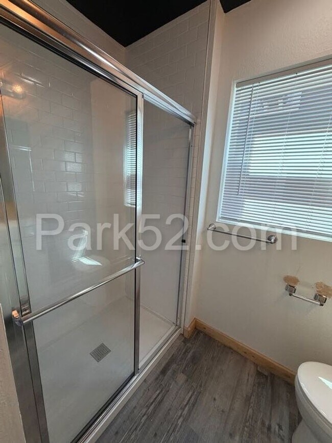 Building Photo - 1 Bed 1 Bath Tacoma Apartment - Small Pet Friendly
