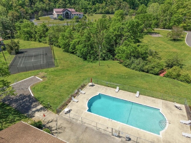 Building Photo - Discover the most affordable home in Belle Forest, located in Nashville's highly coveted 37221 zi...