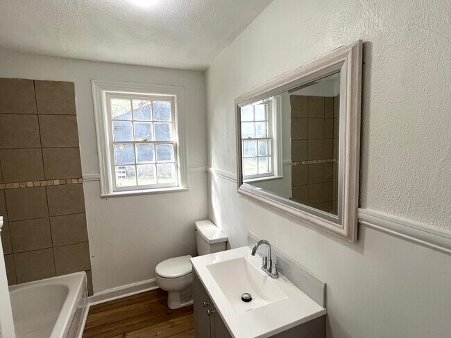 Building Photo - 326 N Summit St